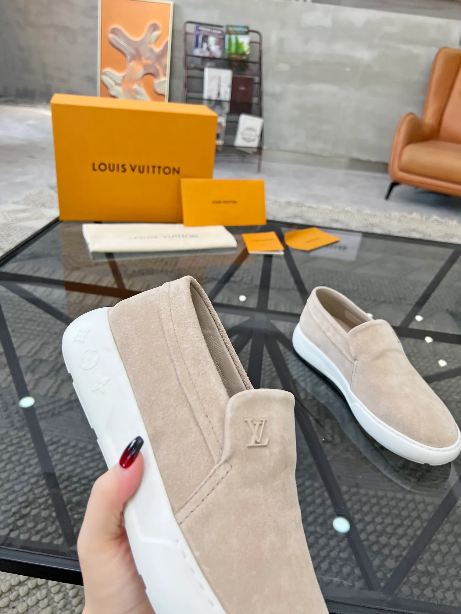 Factory price: 520💰 LV🔍Top purchasing agent🇮🇹 Road The most popular sneakers are available at the same time in the super popular sports shoe counters. The uppers are made of Italian original imported cowhide fabric. The classic and generous layout is a must-have for fashionistas. The complex craftsmanship is perfectly reproduced. The imported soft water-dyed cowhide lining is padded. The soles are: original soles specially provided by the factory. The exclusive foamed molded soles are super comfortable. The original factory follows the order. 🔍🔍High quality. You can go in and out of the counter at will. Welcome to compare. Size 39-45 (38 can be ordered)